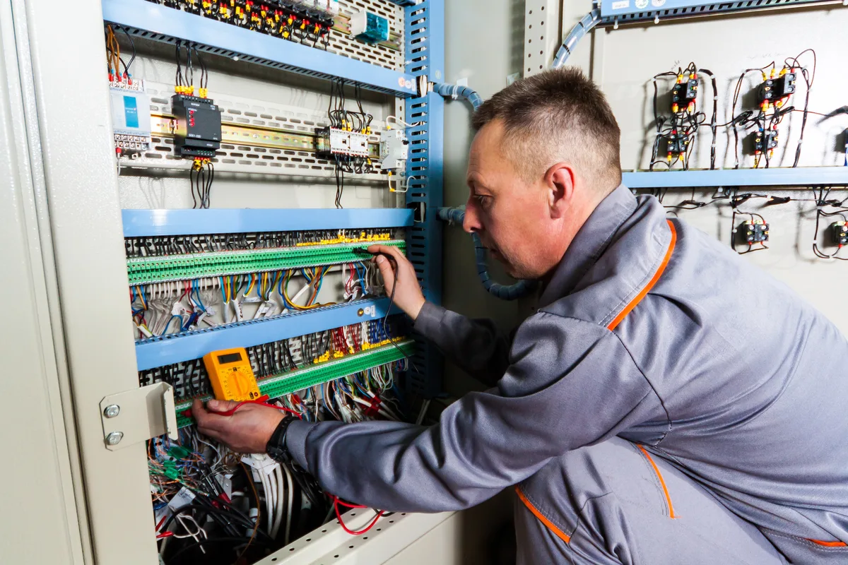 Électricien professionnel au travail — Électriciens France, Coulommiers (77)